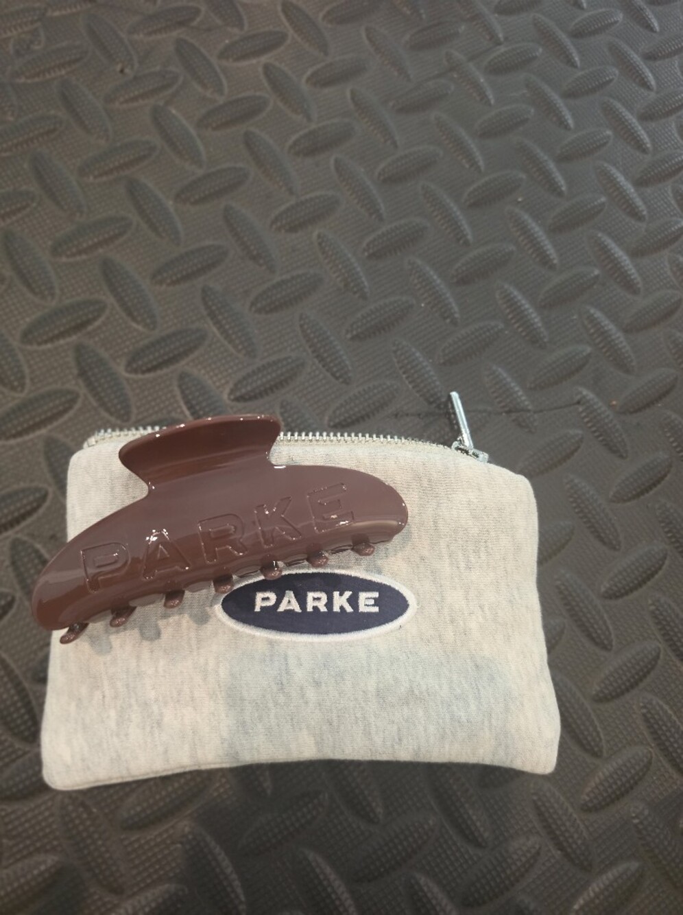 🤎 PARKE Claw Clip – Mocha  nwt sold out - brown + Accesory pouch